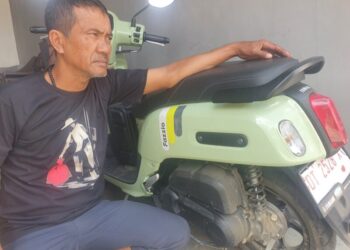 Satu Sampah, Satu Bencana: Kisah Haru Perjuangan Anwar ‘Kantong Merah’ Menjaga Wajah Kota Kendari.
