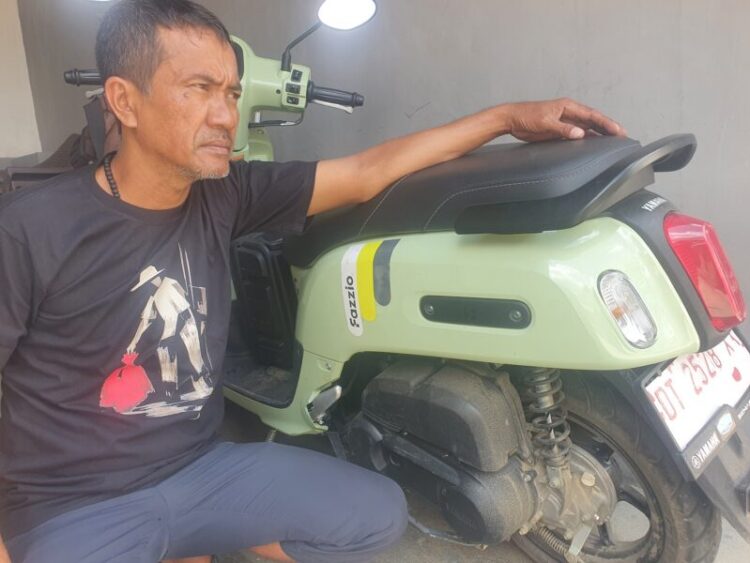 Satu Sampah, Satu Bencana: Kisah Haru Perjuangan Anwar ‘Kantong Merah’ Menjaga Wajah Kota Kendari.